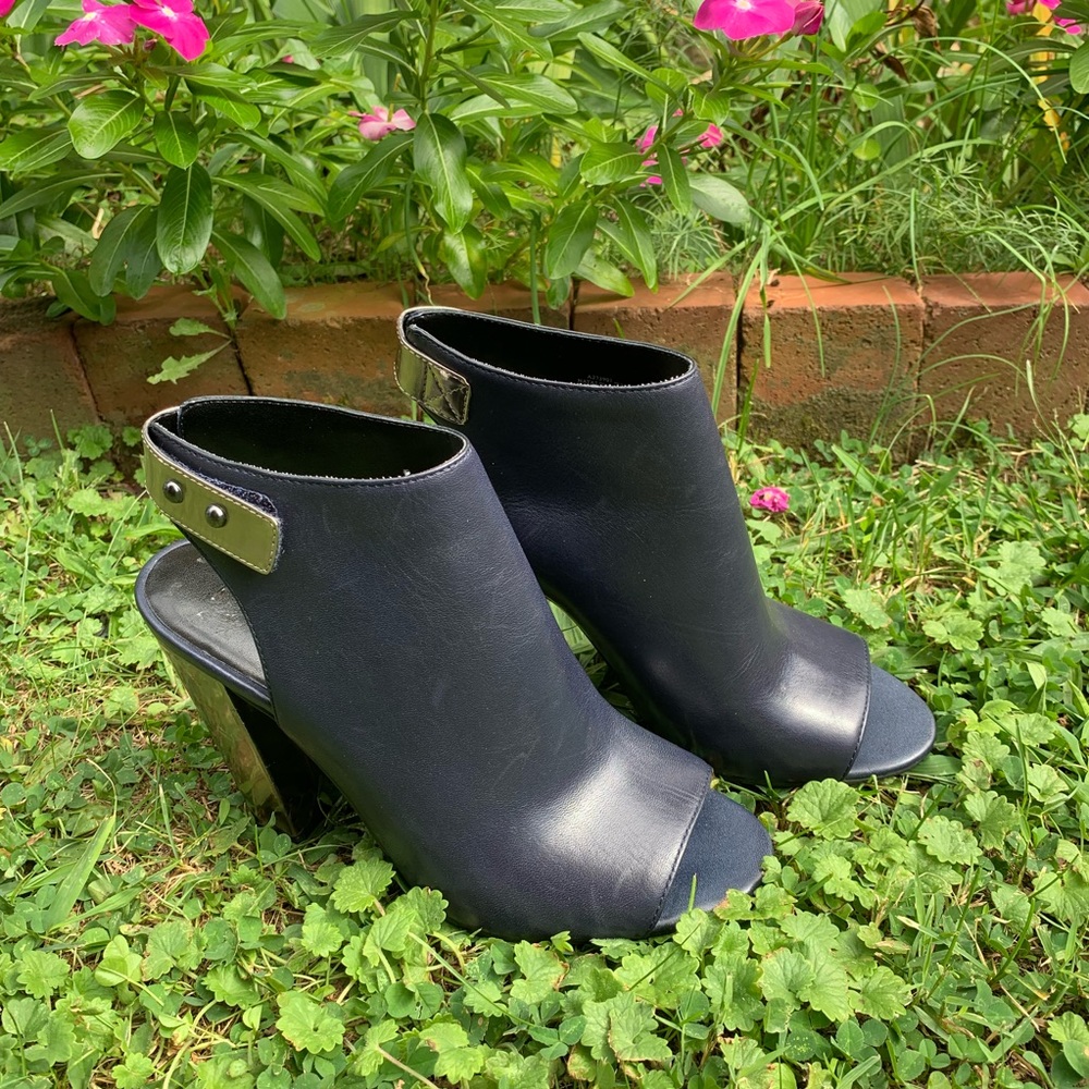 🦋 🎉HP🎉 NWOT Halston Navy Leather Bootie - 7M - Picture 5 of 8